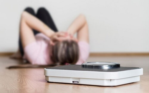 Tartı ve üzgün kadın