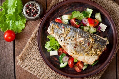 Bir tabakta balık salatası