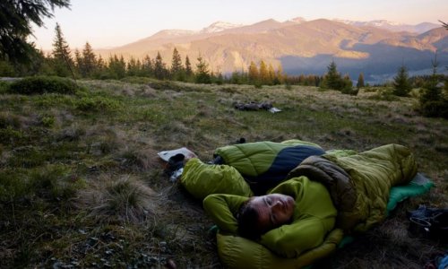 açık havada yatan kampçı