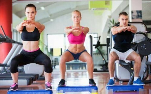 squat yapan insanlar spor salonu