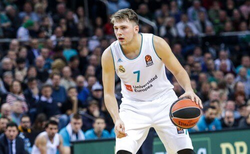 Top süren basketbolcu