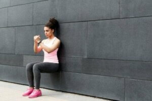 Kadınlar Duvardan Destek Alarak Squat Yapmalılar