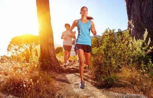 koşan kadın erkek orman