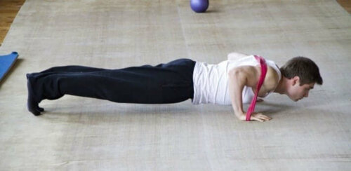 Bantla şınav çeken adam