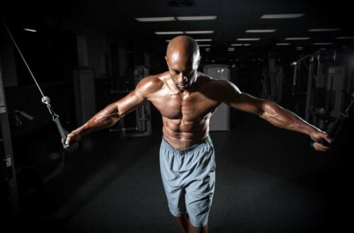 Cable crossover yapan adam