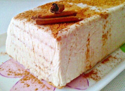 Sağlıklı peynir ve tarçınlı dondurmalı kek