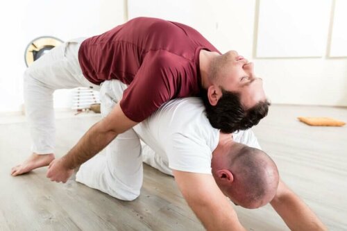 Yeni Başlayanlar için 6 Akroyoga Pozisyonu