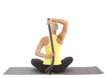 lastikle germe yapan kadın