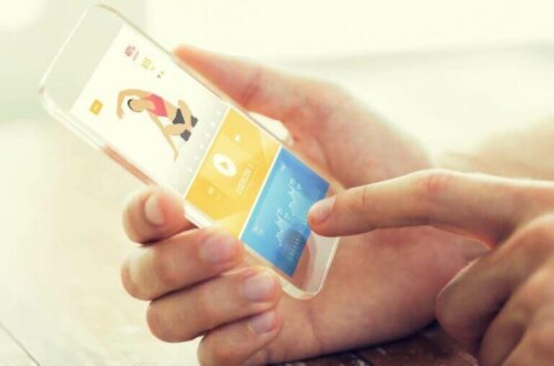 Bir kişi uyurken yağ yakmak için yatmadan önce telefonunu kapatıyor