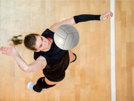 voleybol oynayan kadın