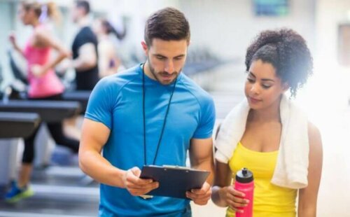 Motivasyonunu kaybetmemek için antrenörle hedeflerinin üzerinden geçen bir kız