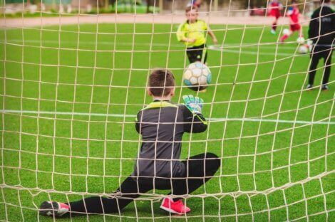 Futbol oynayan ve bunu yaparken önemli değerleri öğrenen iki küçük çocuk