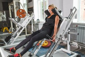 Squat Yapmak için Hack Makinesinin Kullanımı