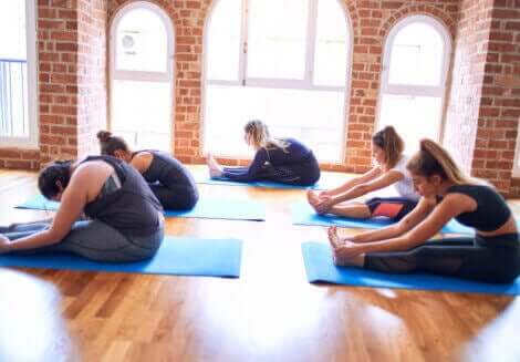 BodyJam dersinde ısınma hareketi yapan insanlar