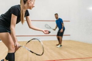 squash oynayan insanlar