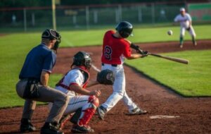 Softbol ve beyzbol arasında bir takım farklılıklar mevcuttur.