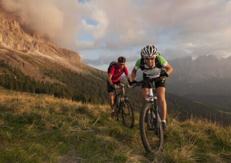 dağ bisikleti süren sporcular