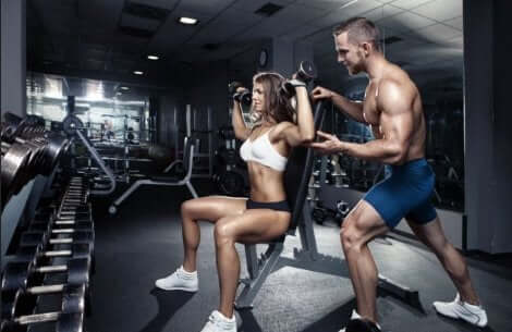 dambıl kaldıran kadın