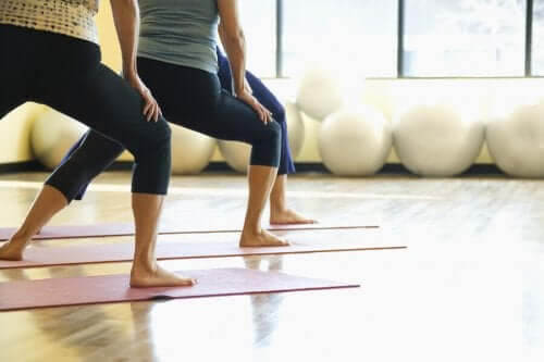 Hamilelik sonrası yoga yapan kadınlar.