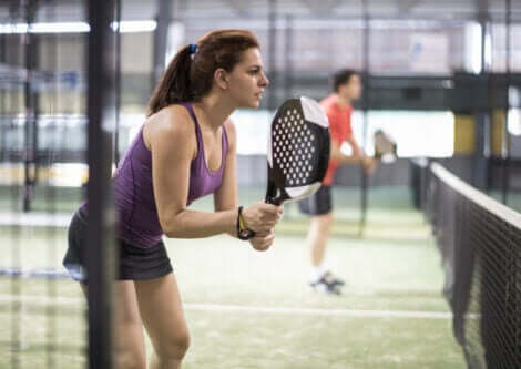 paddle tenis oynayan kadın