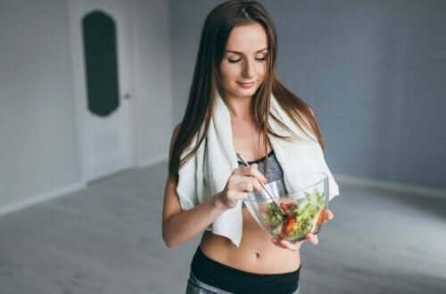 salata yiyen kadın spor