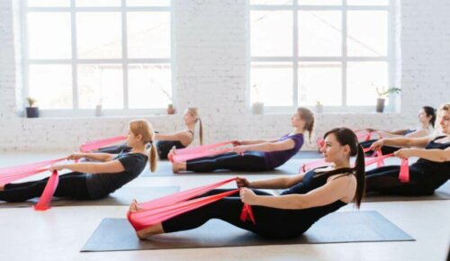 Plantar fasya egzersizi yapmak ve yaralanmaları önlemek için elastik bir bant kullanın.