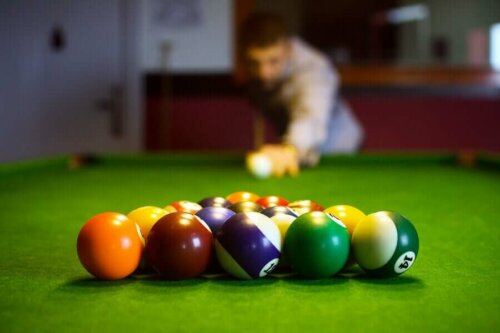 Bilardo oynarken dikkatinizi yönetmelisiniz.