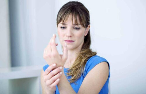 bilek ağrısı olan kadın