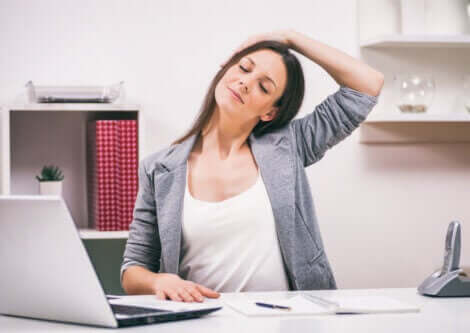 kendine masaj yapan kadın