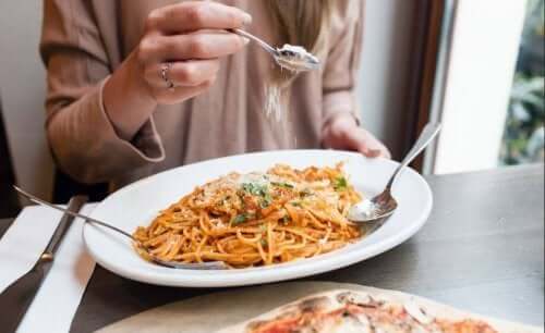 makarna üstüne peynir serpmek