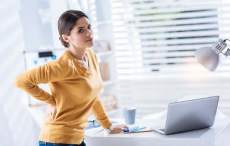 sırt ağrısı çeken kadın