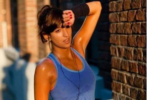 terleyen kadının cilt nemlendirme rutini