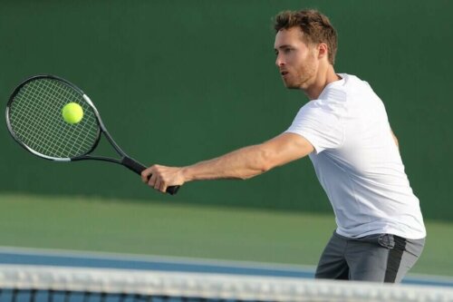 Topa vurmakta olan bir tenisçi.