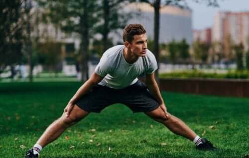 Sahada ısınma hareketleri yapan adam