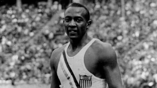 jesse owens'ın olimpiyatlarda çekilmiş bir fotoğrafı