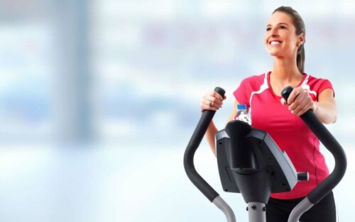 eliptik aletiyle çalışan mutlu kadın