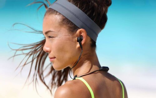 bluetooth kulaklık kullanarak müzik dinleyen kadın