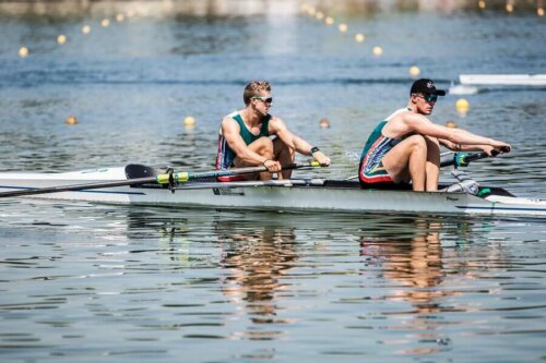 Kürek çeken sporcular