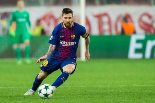 lionel messi sahada top sürüyor