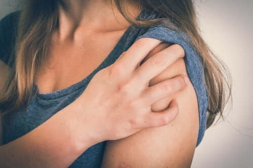 Rotator manşet yırtılması olan kadın