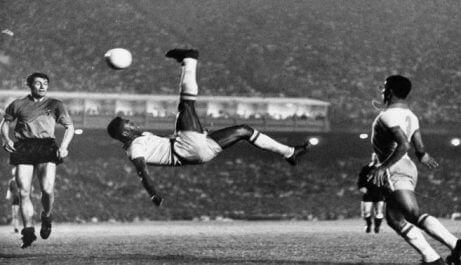 futbolun en iyi forvetleri arasında olan pele şut çekiyor
