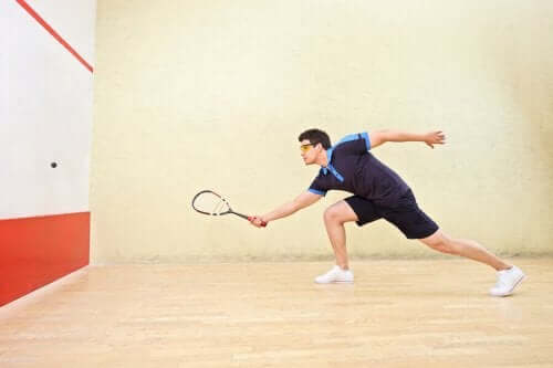 Squash antrenmanı yapan adam