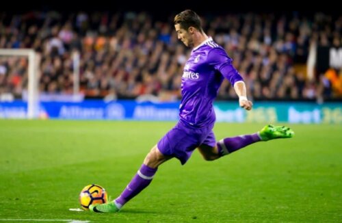 Futbol oynayan Cristiano Ronaldo.