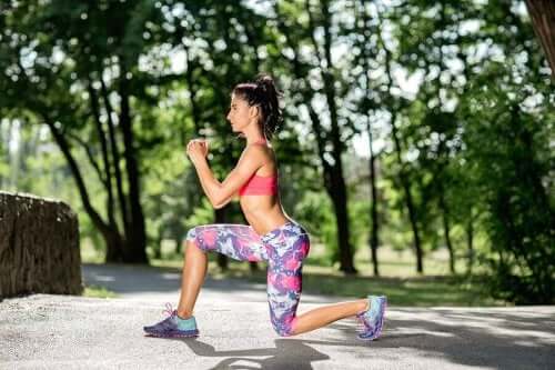 Dışarıda lunge yapan bir kadın.