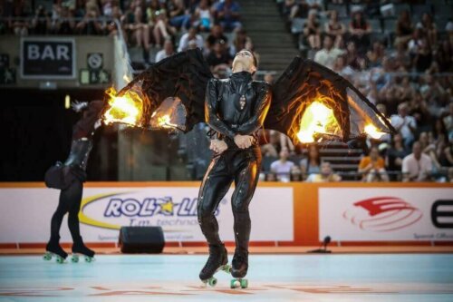 Artistik paten yapan bir ikili.