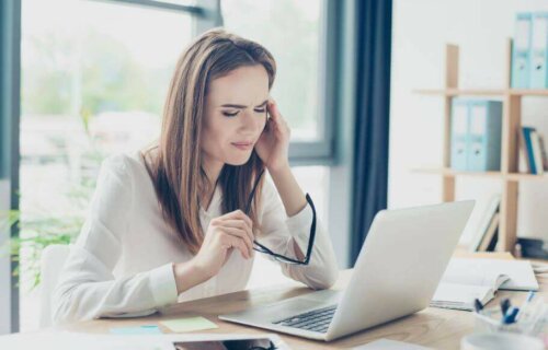 Baş ağrıları yaşayan bir kadın.