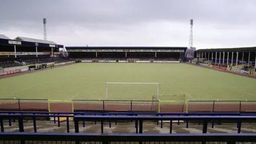 Boş bir futbol sahası.