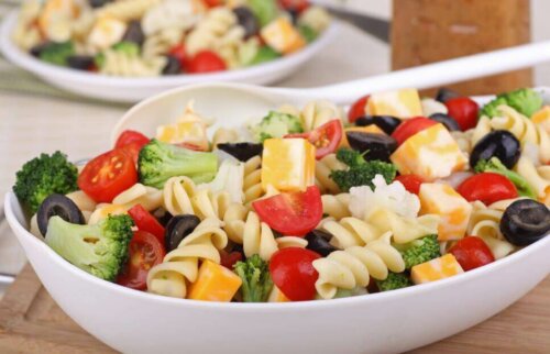 Brokolili makarna salatası.
