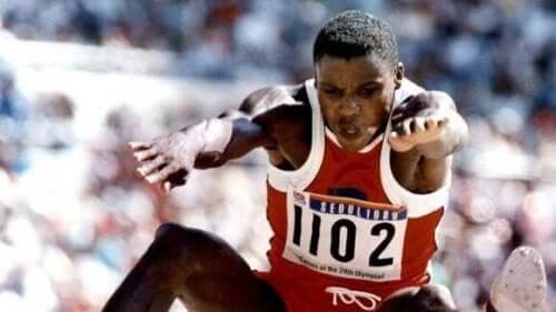 Carl Lewis'in bir müsabaka sırasında çekilmiş bir fotoğrafı.