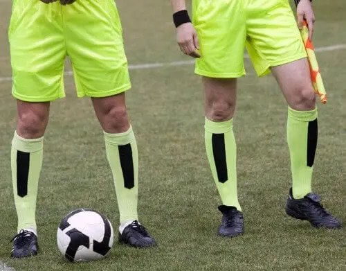 Sahada duran futbolcular.